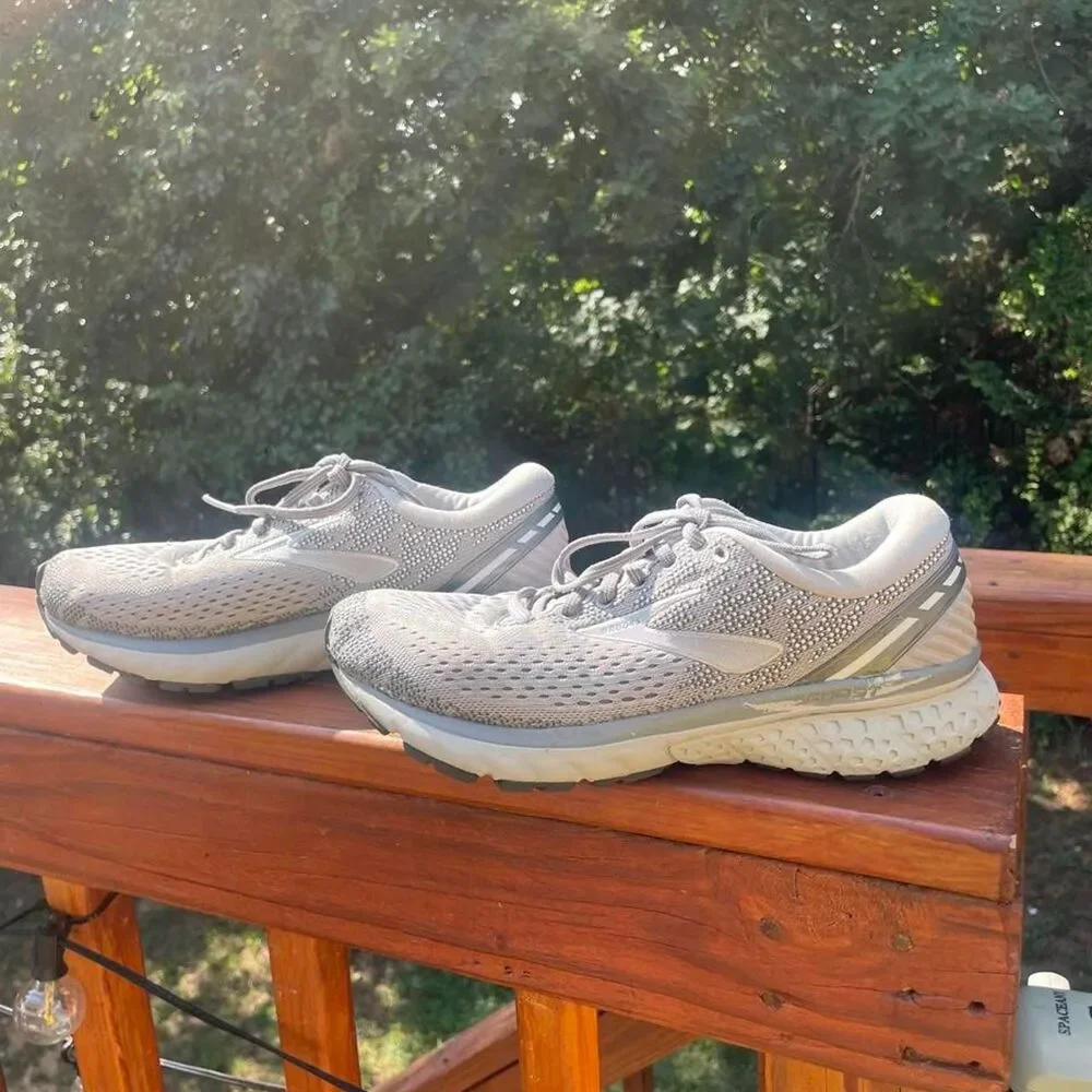 Brooks Women's 8.5 Grey and Silver Sneakers